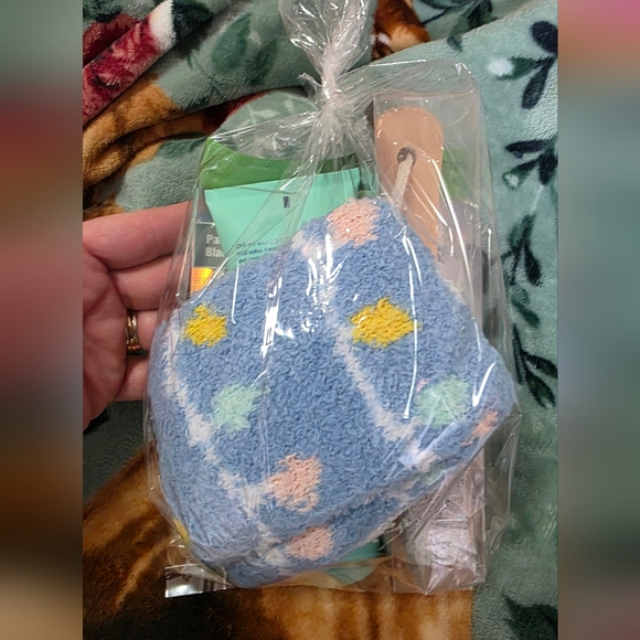 Spa Essentials Set with Foot Pads, File, Lotion and Socks - Picture 6 of 6